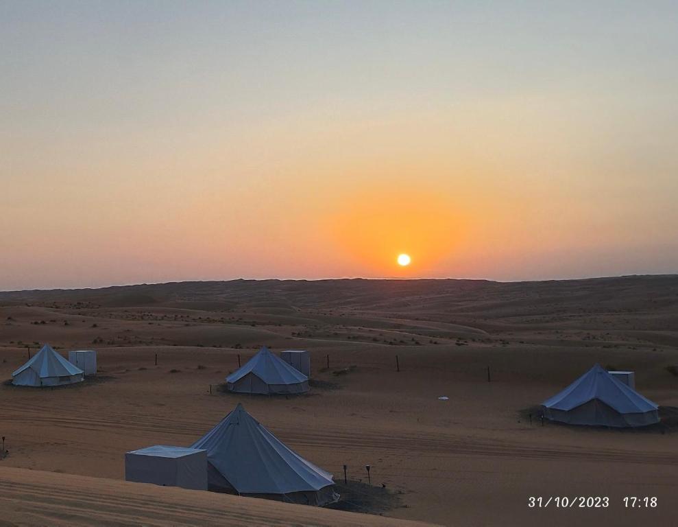 Päikesetõus või päikeseloojang of the luxury tent juurest või lähedalt vaadatuna