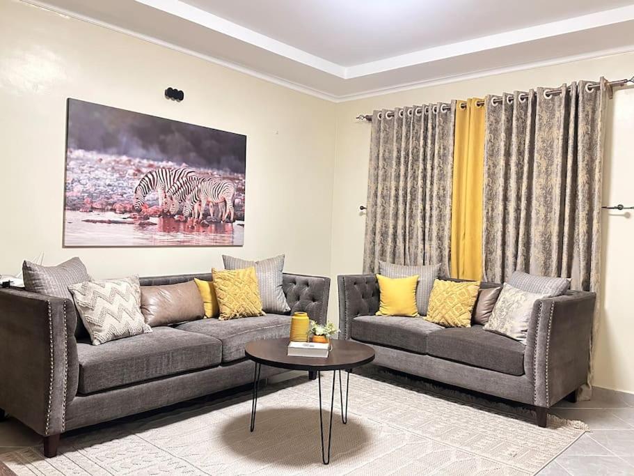 Sala de estar con 2 sofás y mesa en Exquisite two bedroom Penthouse-Fully Furnished, en Kitale