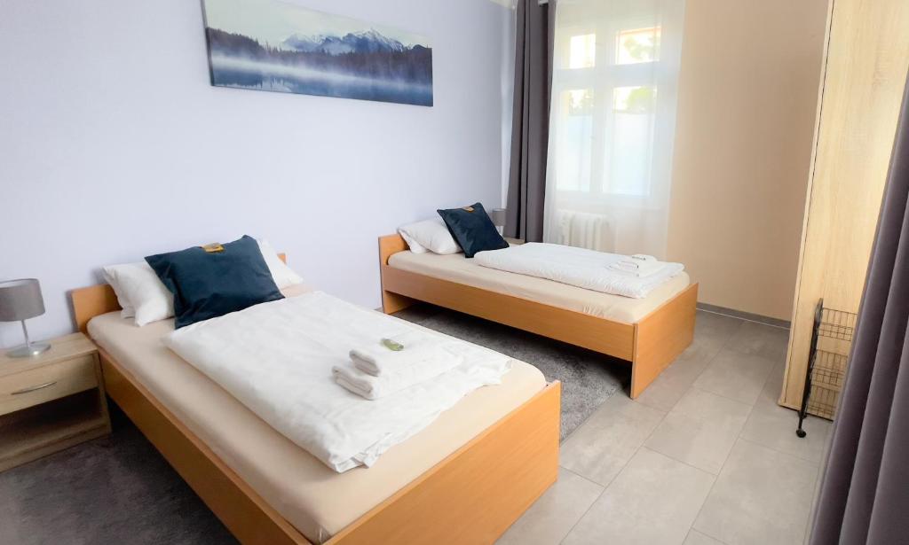 um quarto com 2 camas e uma janela em MOTEL DARIA Hennigsdorf Berlin em Hennigsdorf