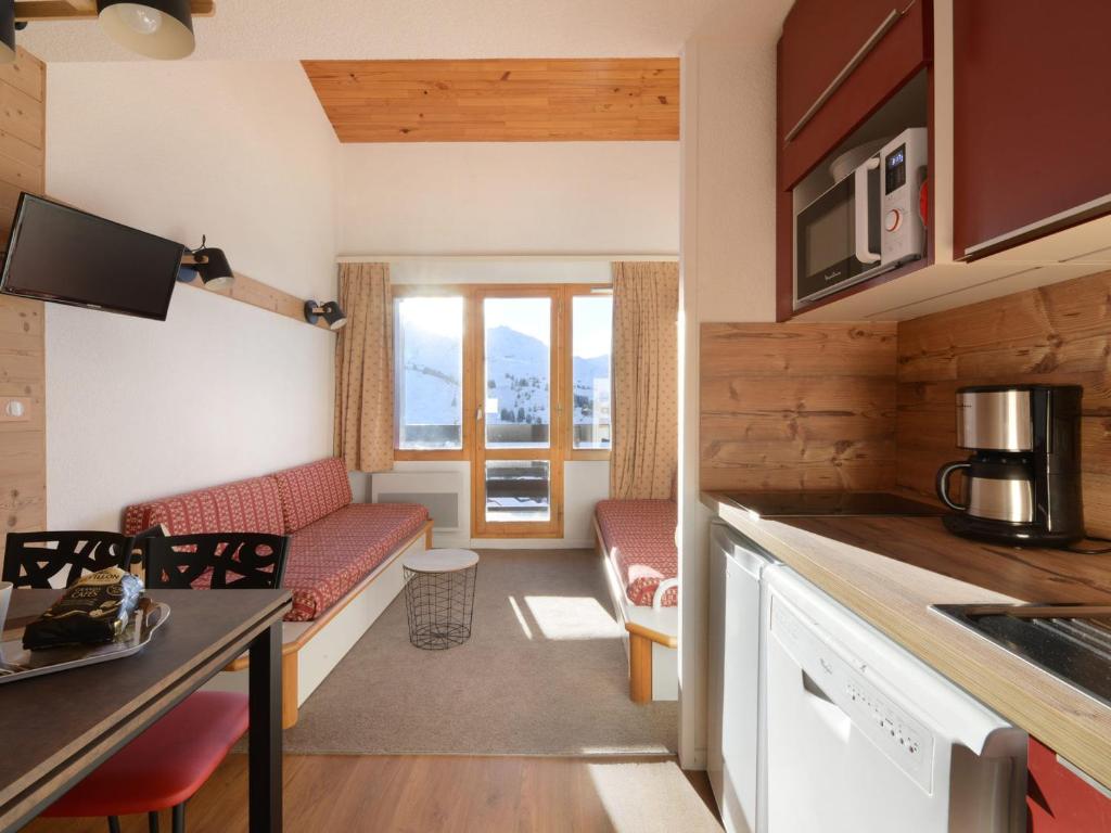 une cuisine et un salon avec un canapé et une table dans l'établissement Appartement rénové 2 pièces au pied des pistes, Belle Plagne - FR-1-181-1956, à La Plagne Tarentaise