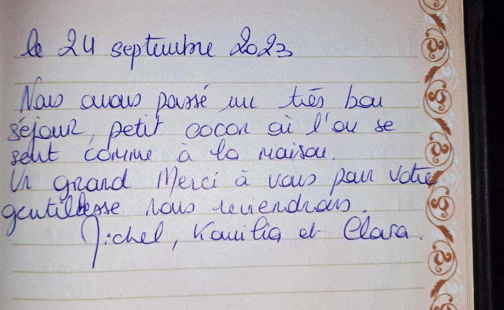 a letter with handwriting on a sheet of paper at Appartement d&#39;une chambre avec vue sur la ville et wifi a Embrun in Embrun