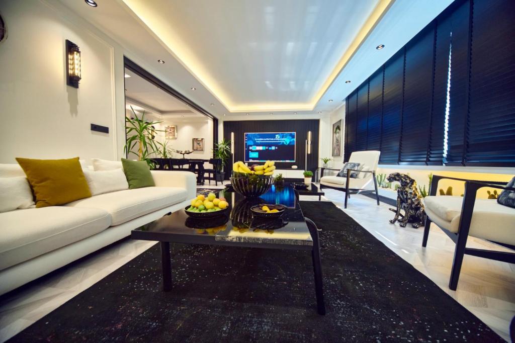 un soggiorno con divano bianco e tavolo di Saygın Apartments a Istanbul