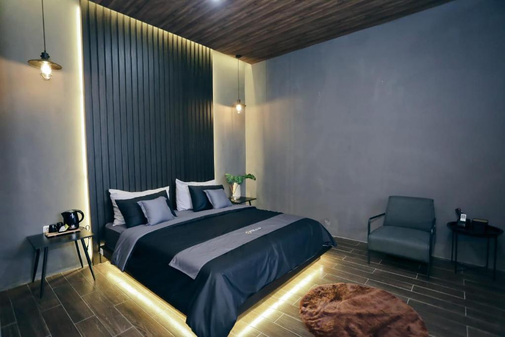 Emerald Guest House London Purwokerto tesisinde bir odada yatak veya yataklar
