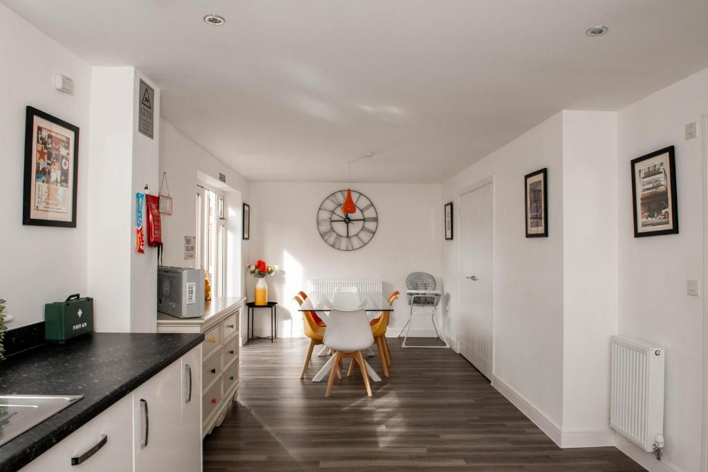 Spacious & Stylish 4-Bed House with Hot Tub in Prime Location - Housity