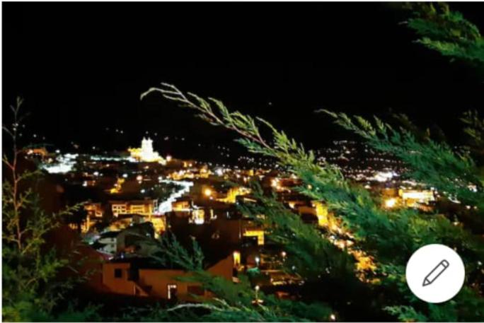 uitzicht op een stad 's nachts met verlichting bij Semirita in Azogues