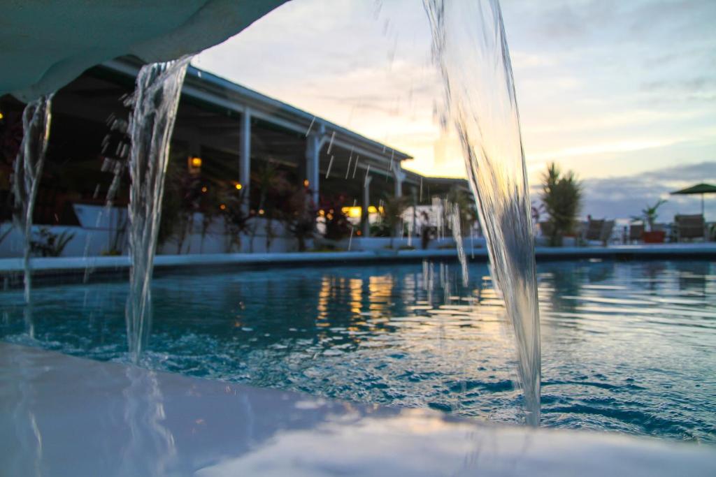 Bazén v ubytování Trade Winds Hotel nebo v jeho okolí
