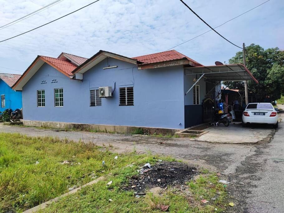 Kuala Kerai的住宿－wan homestay bukit sireh，蓝色的房子,前面有停车位