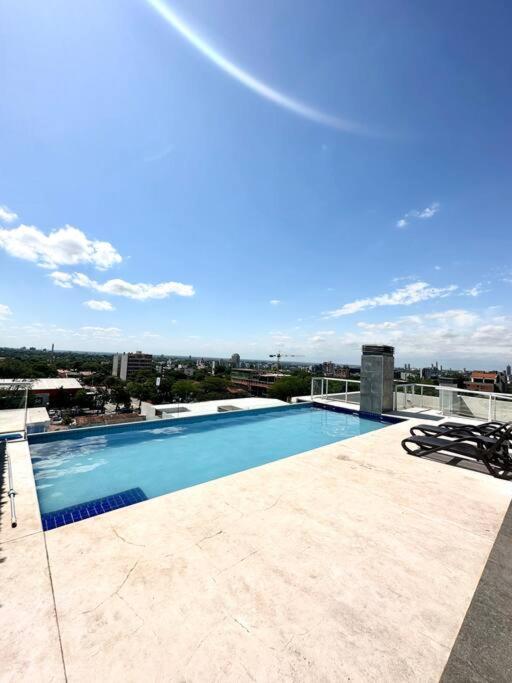 - une grande piscine au-dessus d'un bâtiment dans l'établissement Hermoso apartamento en Asuncion, à Asuncion