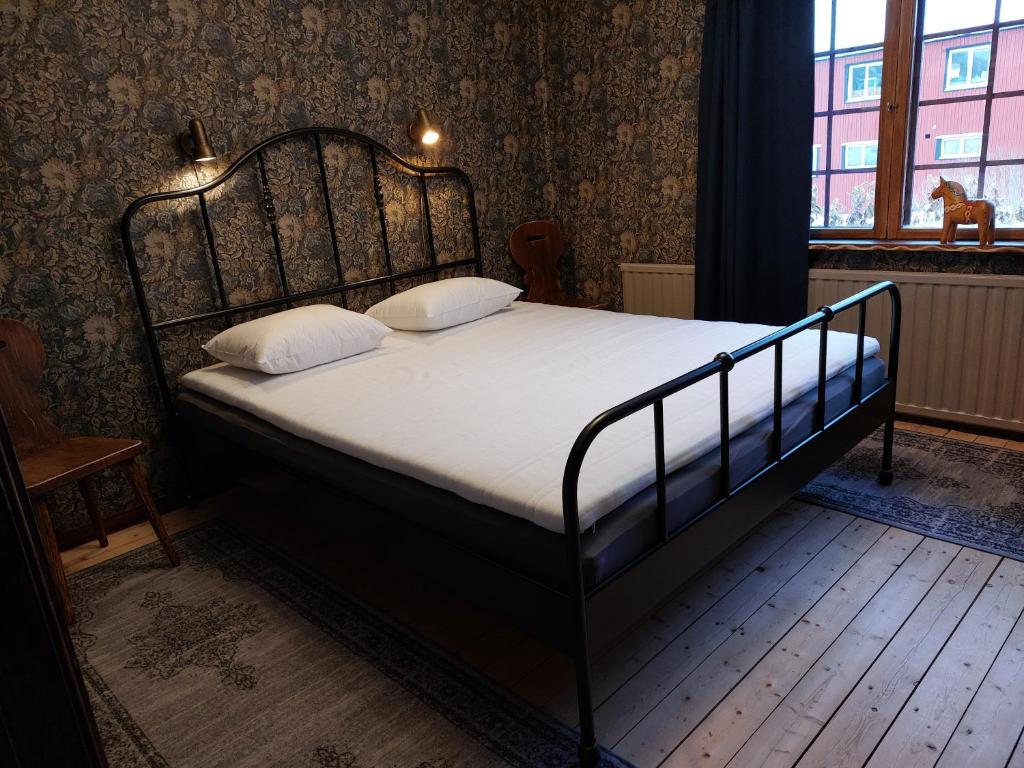Postel nebo postele na pokoji v ubytování Vargheden B&B och trädgård