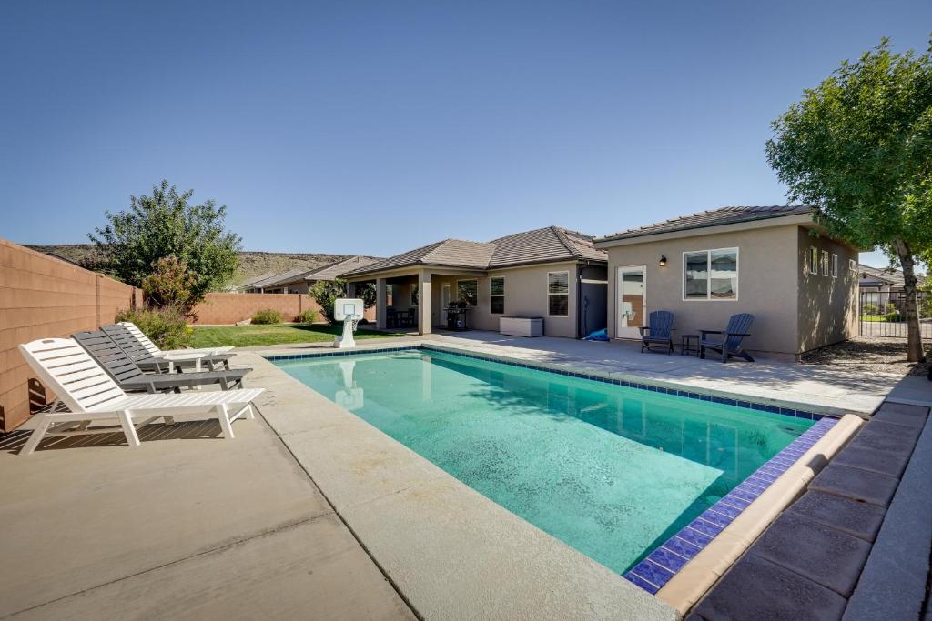 Πισίνα στο ή κοντά στο Hurricane Getaway with Private Pool, Mtn Views!