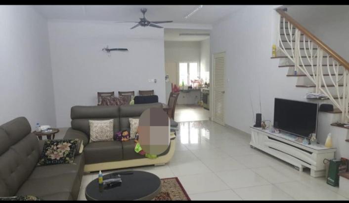 een woonkamer met een bank en een tv bij KHATY'S HOMESTAY in Shah Alam
