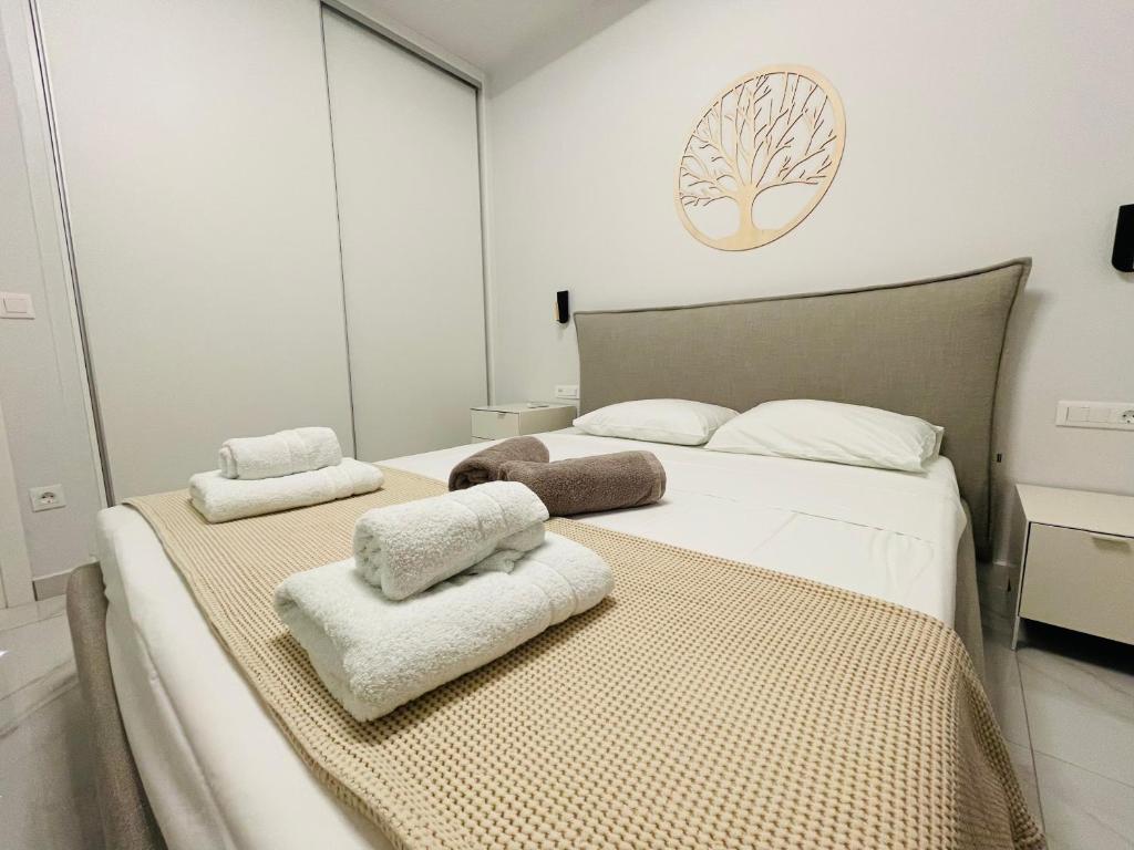 1 dormitorio con 2 camas y toallas. en Makrigialos Long Beach Villa 5, en Pilalímata