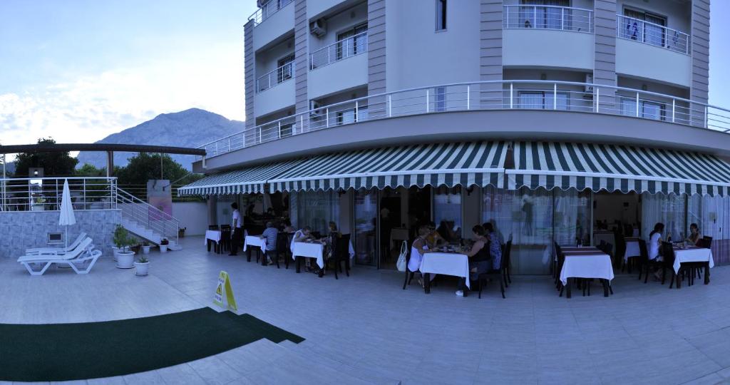 Nespecifikovaný výhled na hory nebo výhled na hory při pohledu z hotelu