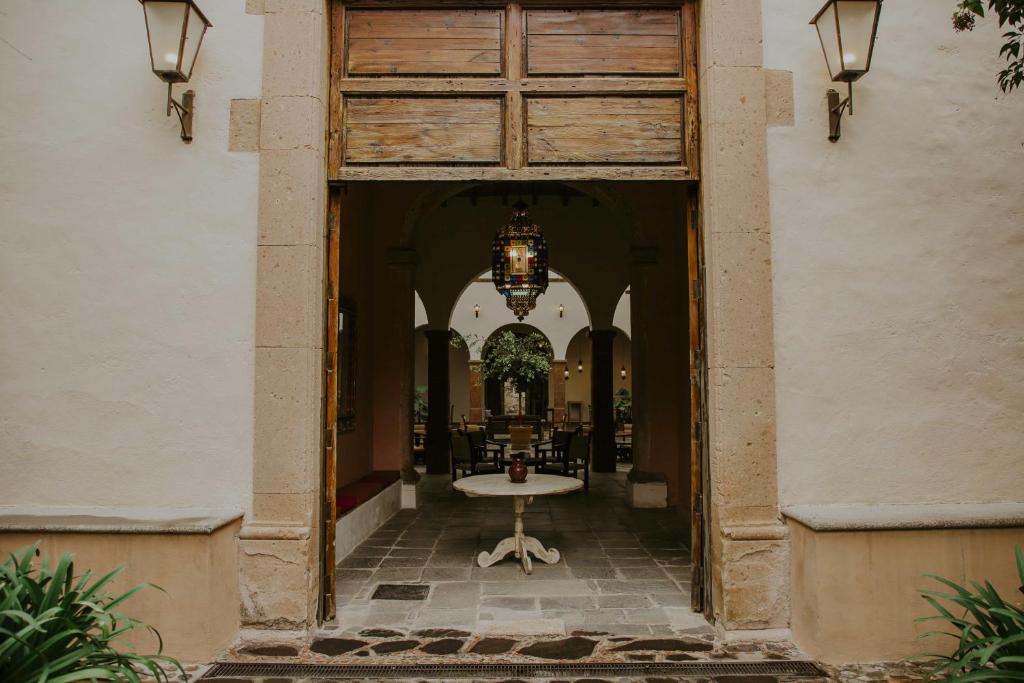 einen Eingang zu einem Gebäude mit einem Tisch in der Tür in der Unterkunft Hacienda Real San Miguel de Allende in San Miguel de Allende