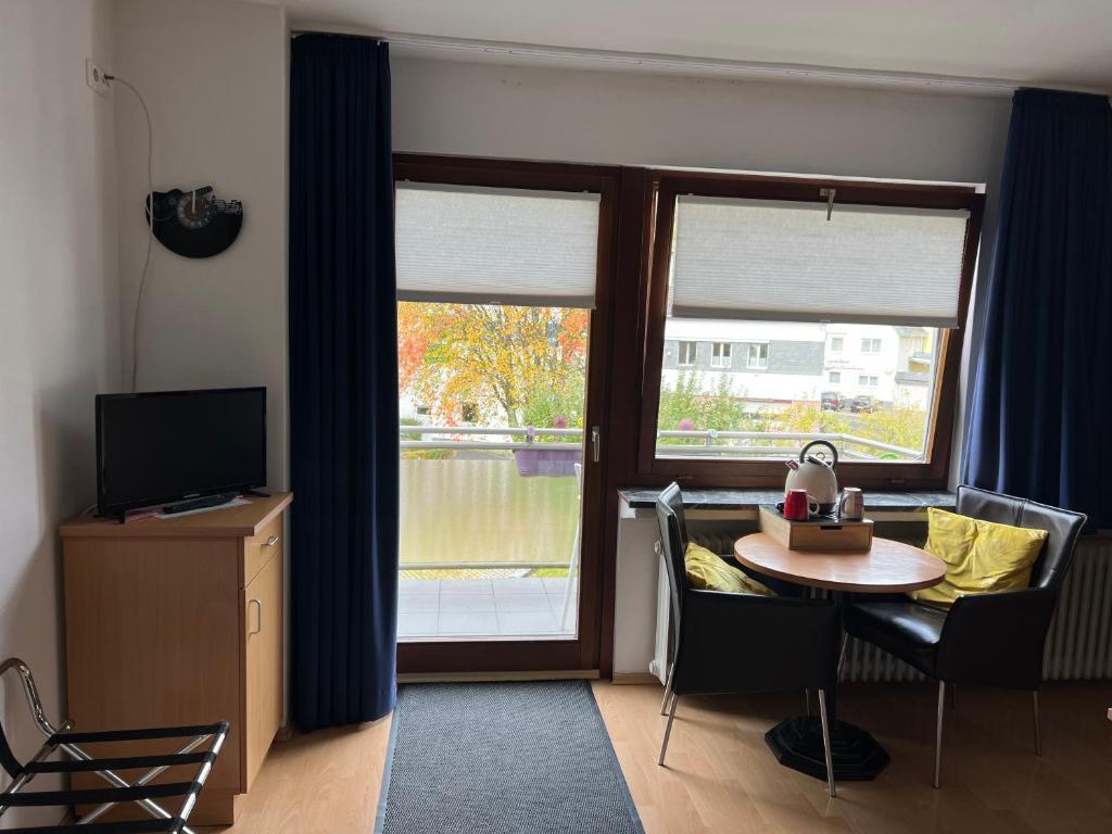 TV a/nebo společenská místnost v ubytování Am Obersee Hotel