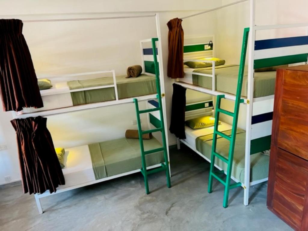 Postel nebo postele na pokoji v ubytování Downtown Hostels Ella