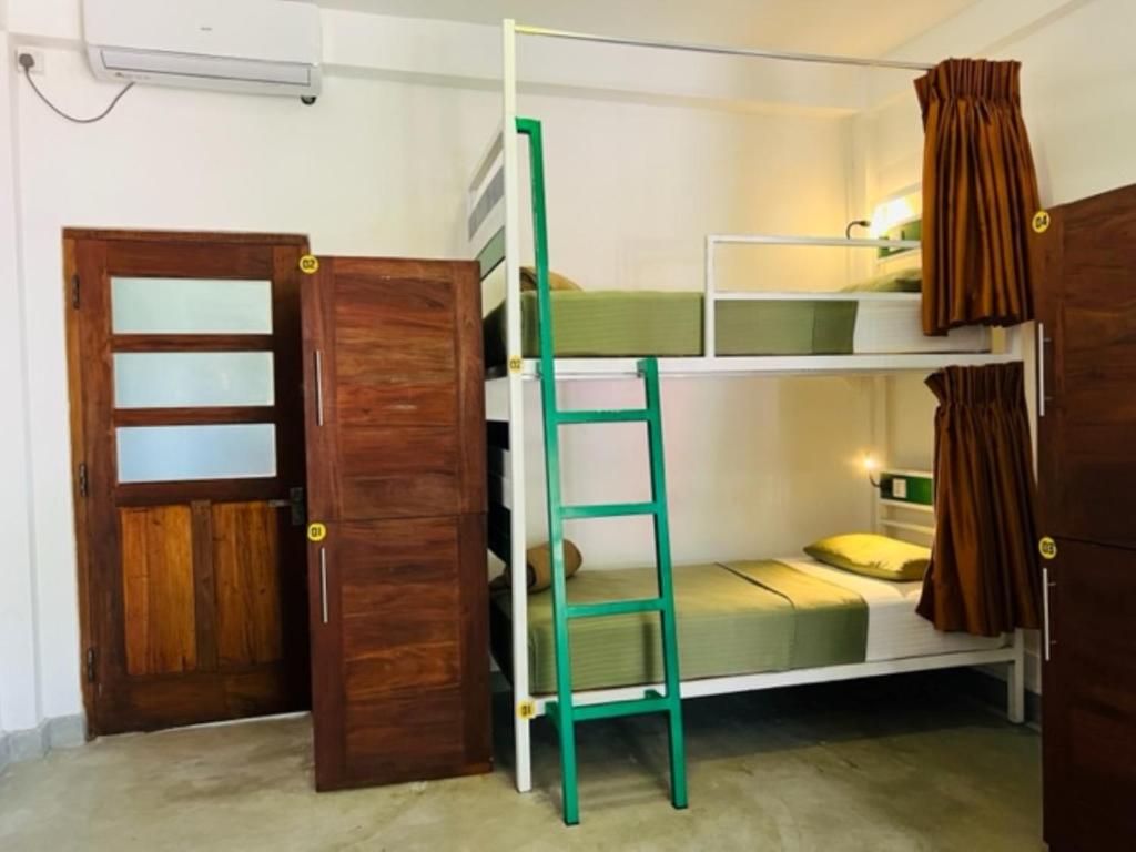 Palanda nebo palandy na pokoji v ubytování Downtown Hostels Ella