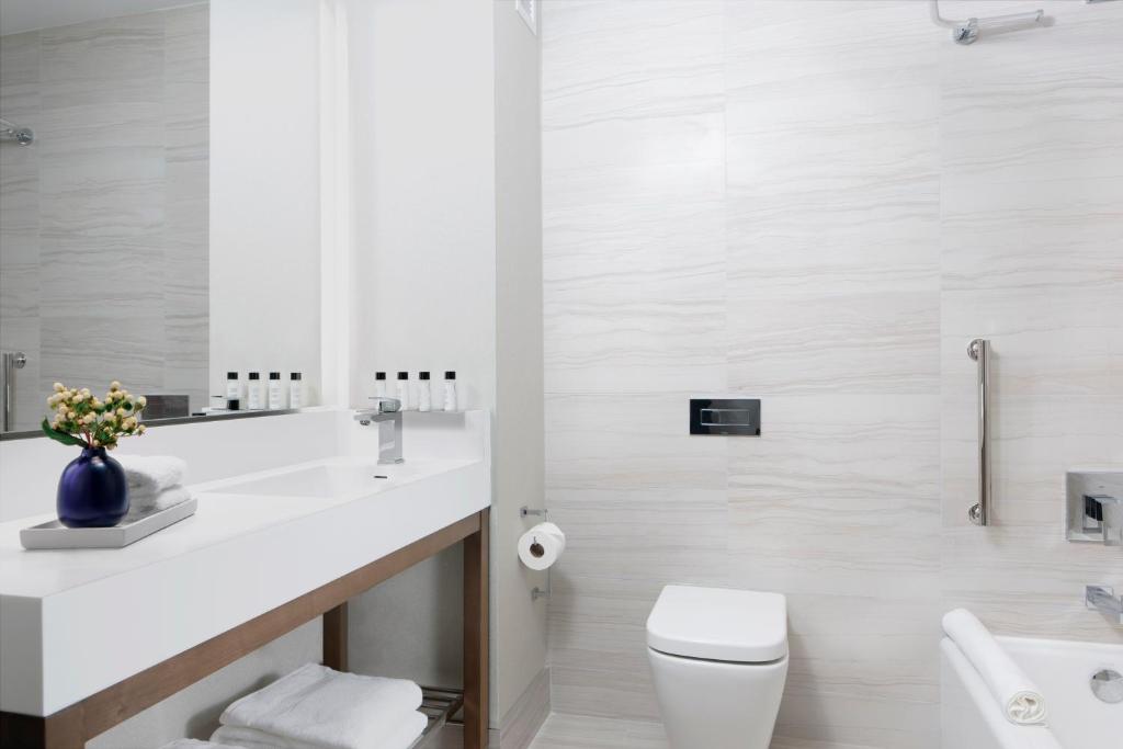 Courtyard New York Manhattan/Midtown West - Guest Room, 2 Queen, City View