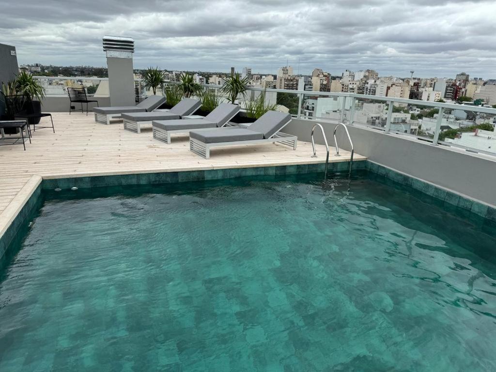 une piscine sur le toit d'un bâtiment dans l'établissement Penthouse a estrenar en Sofisticado Barrio y Edificio Nov 2023 Vista panorámica 100m2 Gimnasio Piscina Lujoso Salon de Fiestas, à Buenos Aires