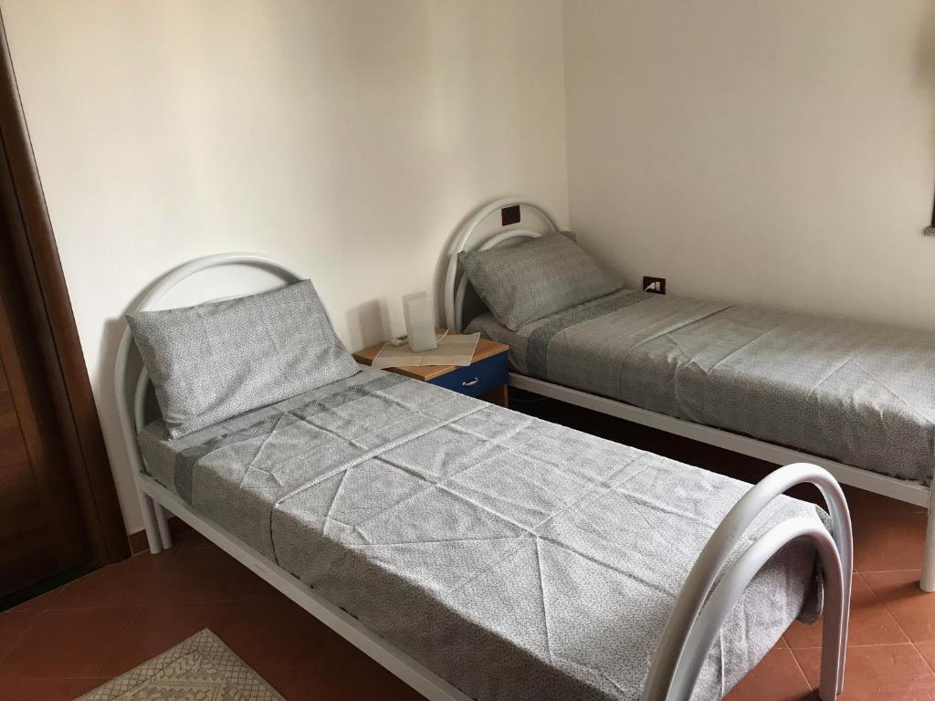 Habitación con 2 camas en una habitación en LA Tavola Ristorante Pizzeria Da Rino & Figli, en Villaspeciosa