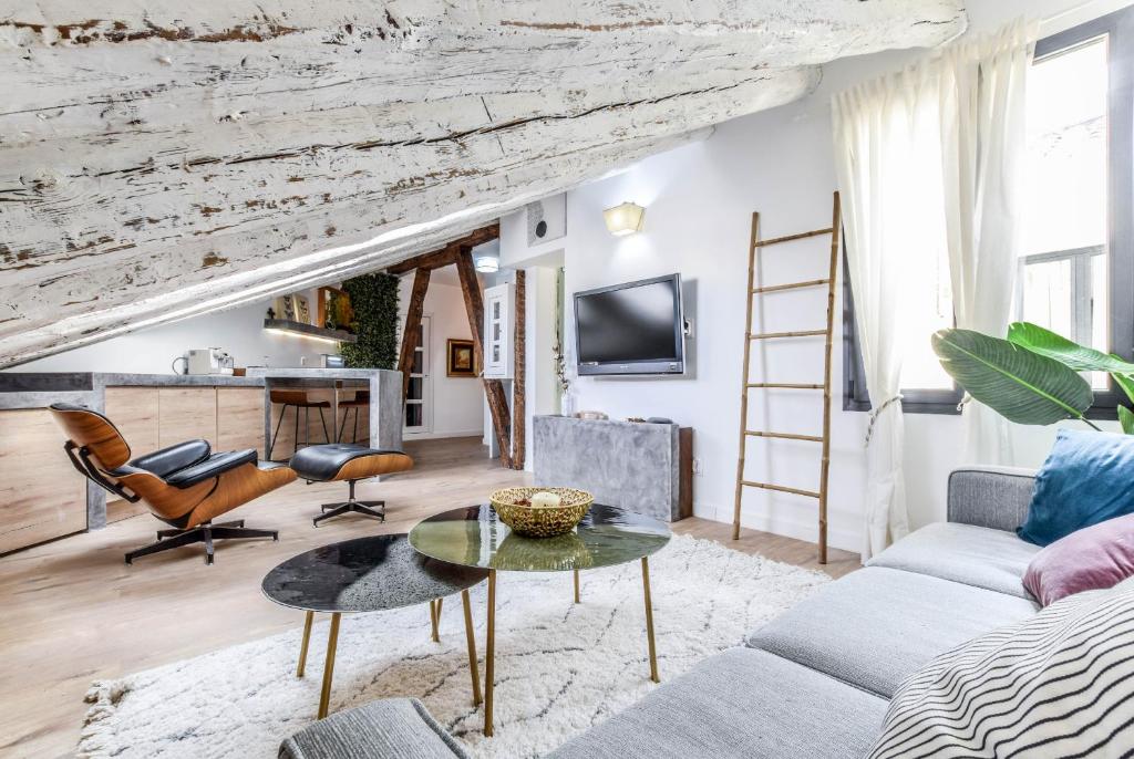 a living room with a couch and a table at apartamento reformado en la plaza mayor in Madrid