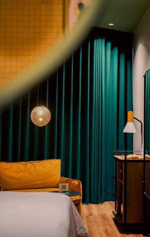 Postel nebo postele na pokoji v ubytování The Somos Bold Hotel