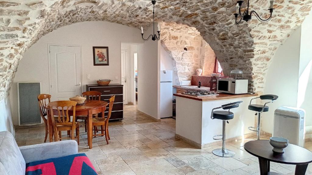 Kuchyň nebo kuchyňský kout v ubytování Gîtes de la place du château