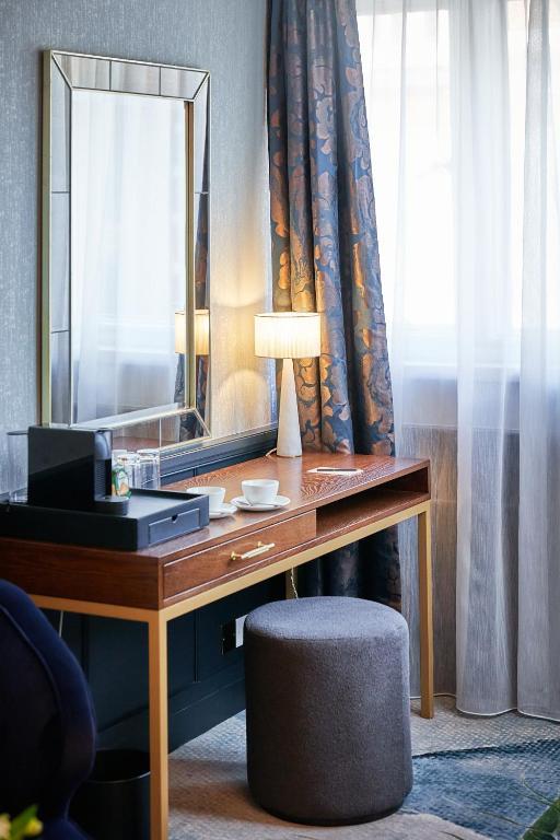 The Capital Hotel, Apartments & Townhouse - Deluxe King Room