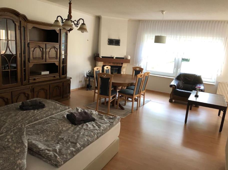 een slaapkamer met een bed en een tafel en stoelen bij Haus in Weisen 
