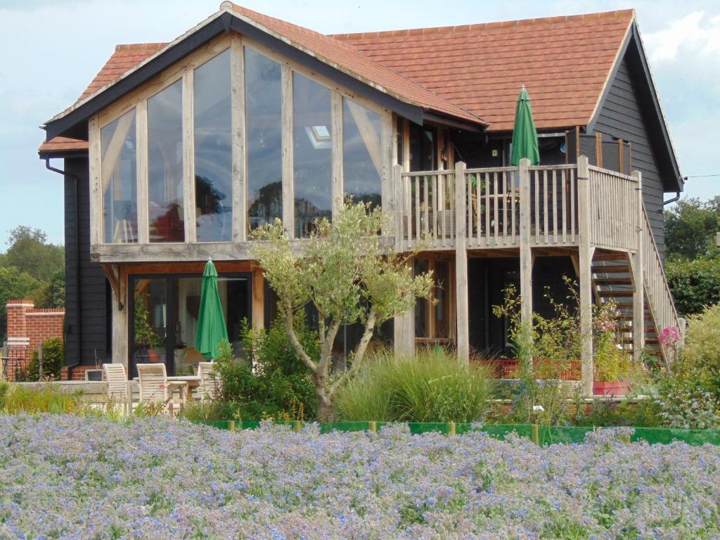 Casa con ventanas grandes y jardín en Country Escape at the Granary en Colchester