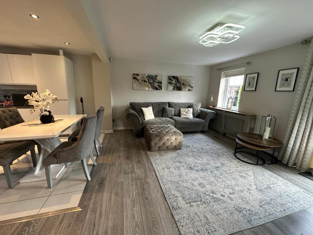 sala de estar con sofá y mesa en Waterside 4BR Townhouse Stretford, FREE Parking en Mánchester