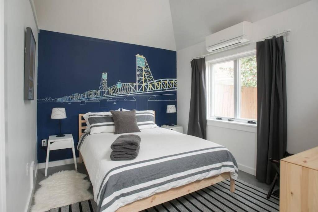ポートランドにあるThe Hawthorne Hideawayの青い壁のベッドルーム1室