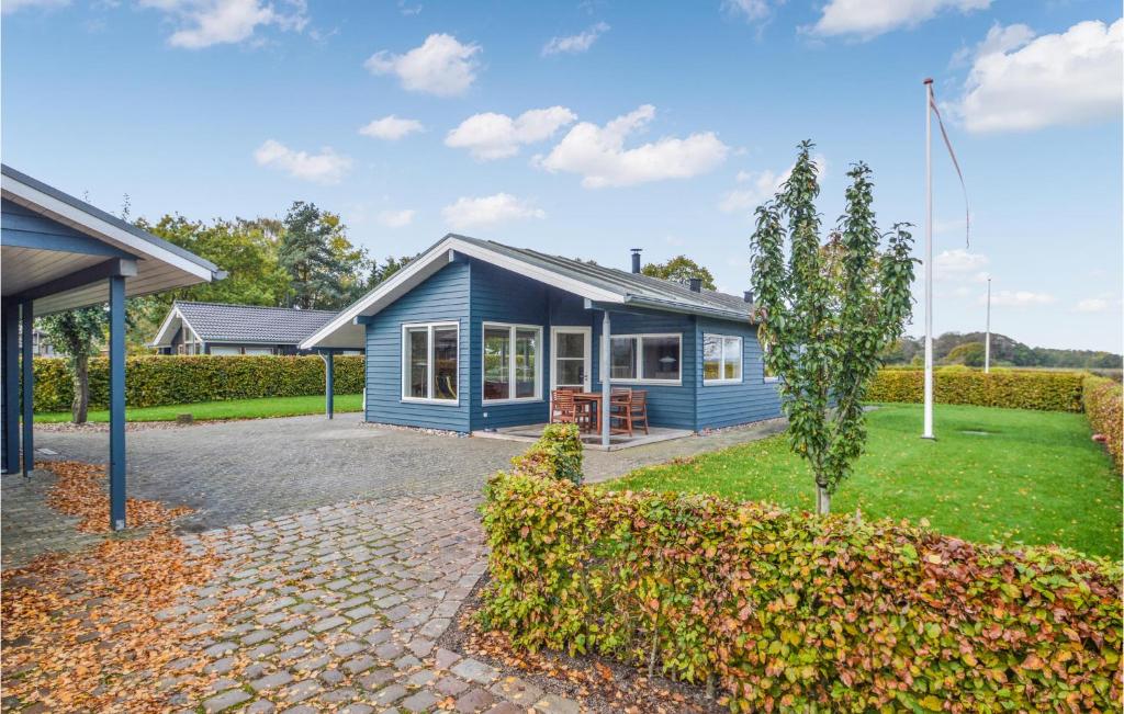 uma casa azul com um jardim em frente em Beautiful Home In Haderslev With 2 Bedrooms And Wifi em Knud