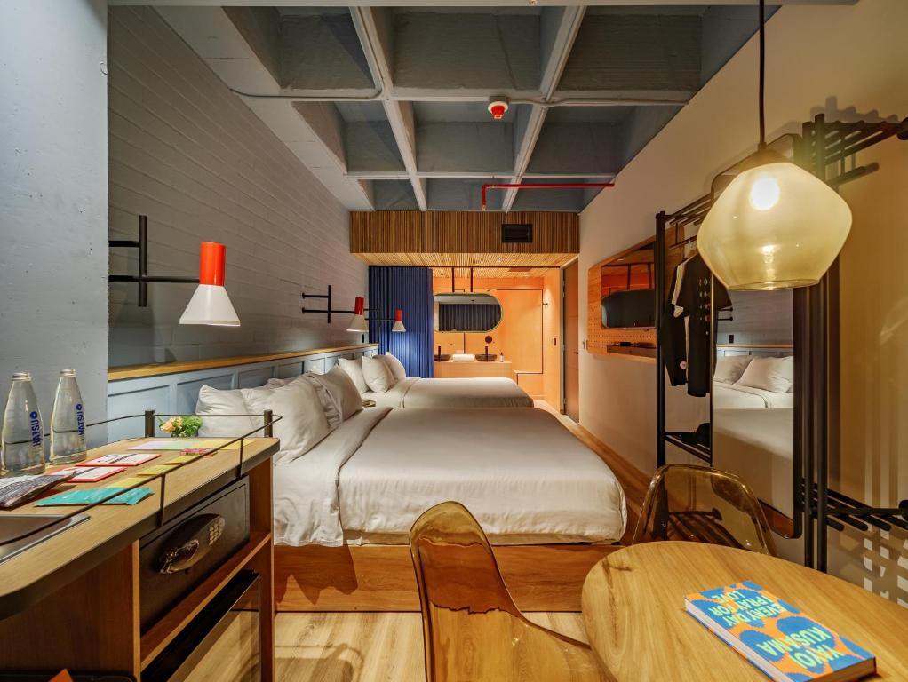 Postel nebo postele na pokoji v ubytování The Somos Bold Hotel