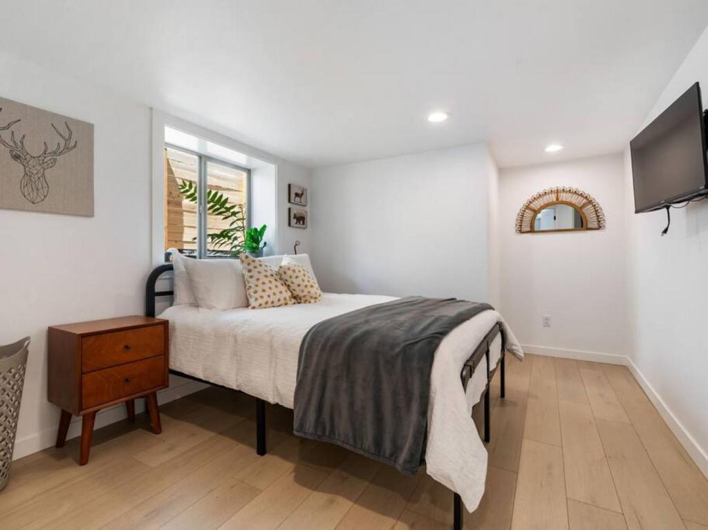 Una cama o camas en una habitación de Renovated Hawthorne Retreat