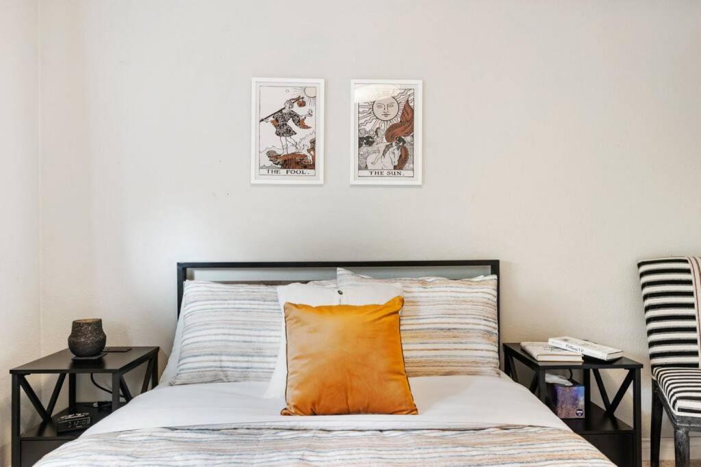 Postel nebo postele na pokoji v ubytování Vancouver Escape, Spacious 3-Bdrm Private Home