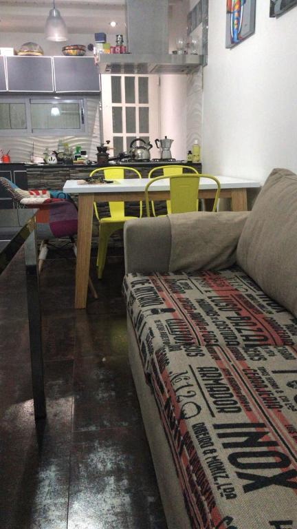 - un salon avec un canapé et une table dans l'établissement Depto en BS AS, à San Justo