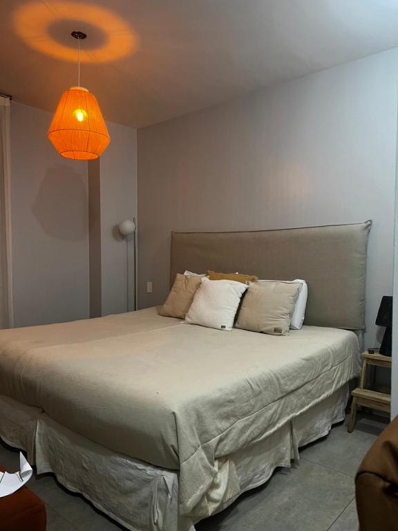 - une chambre avec un grand lit orange dans l'établissement Depto en BS AS, à San Justo