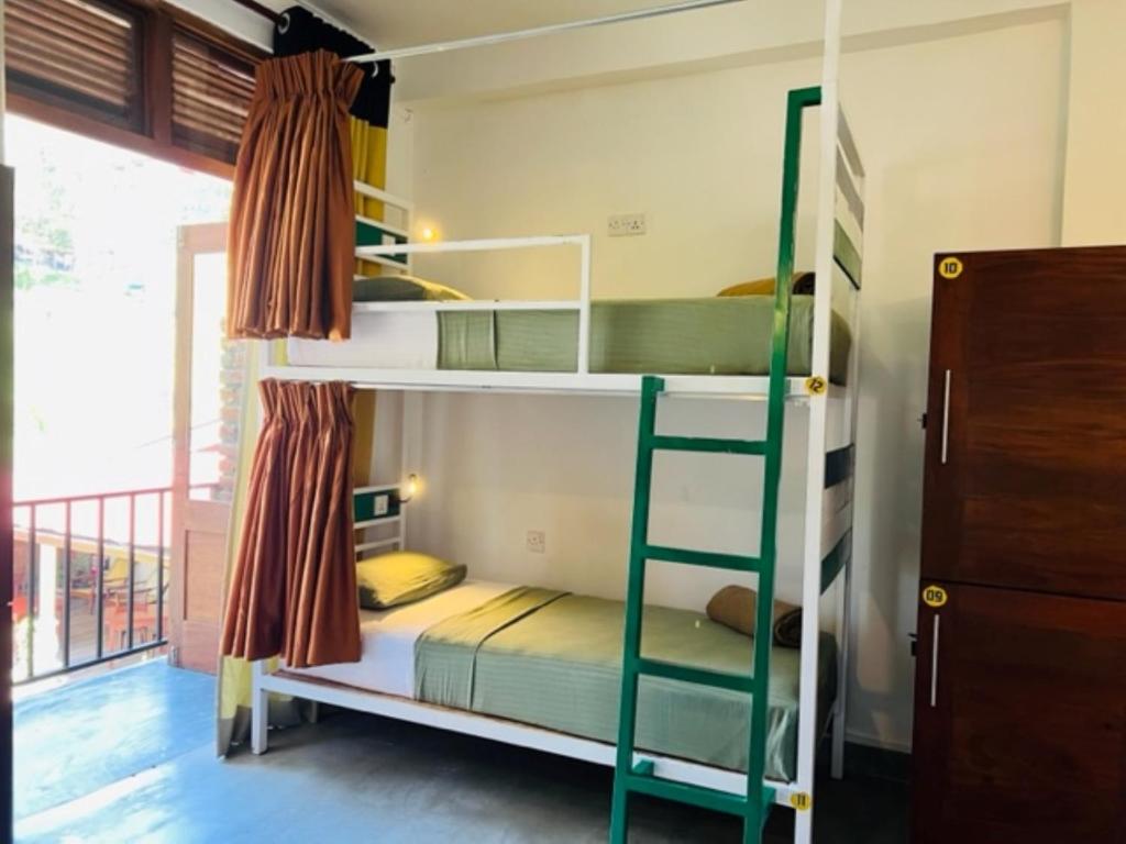 Palanda nebo palandy na pokoji v ubytování Downtown Hostels Ella