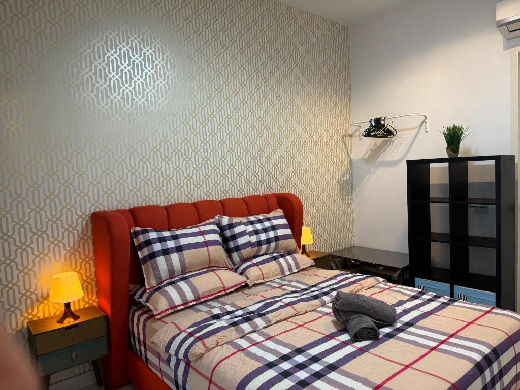 1 cama con cabecero rojo en un dormitorio en Legoland & Educity at BuYiYang Homestay, en Johor Bahru