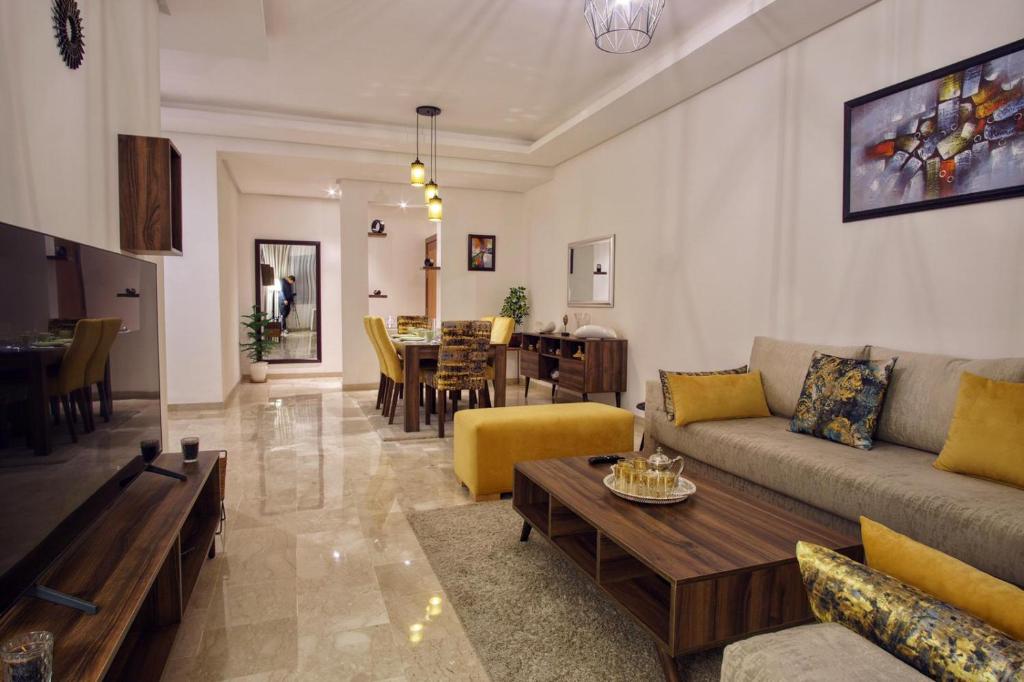 sala de estar con sofá y mesa en Nice Apartment close to Casablanca Airport, en Nouaceur