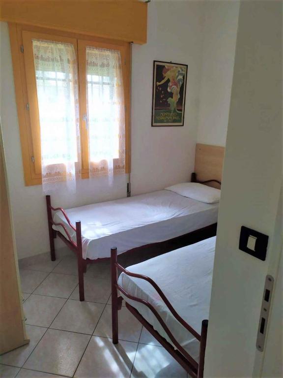 Łóżko lub łóżka w pokoju w obiekcie Apartments in Rosolina Mare 25092