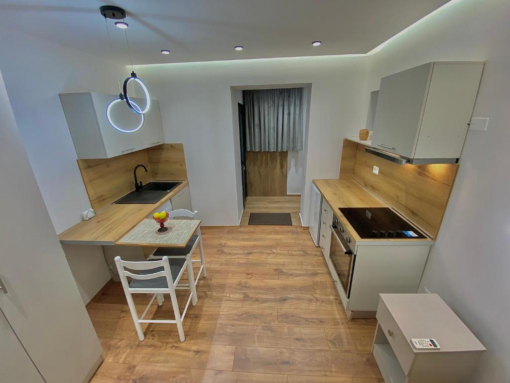 Studio at U.S Embassy - Imazhi 4