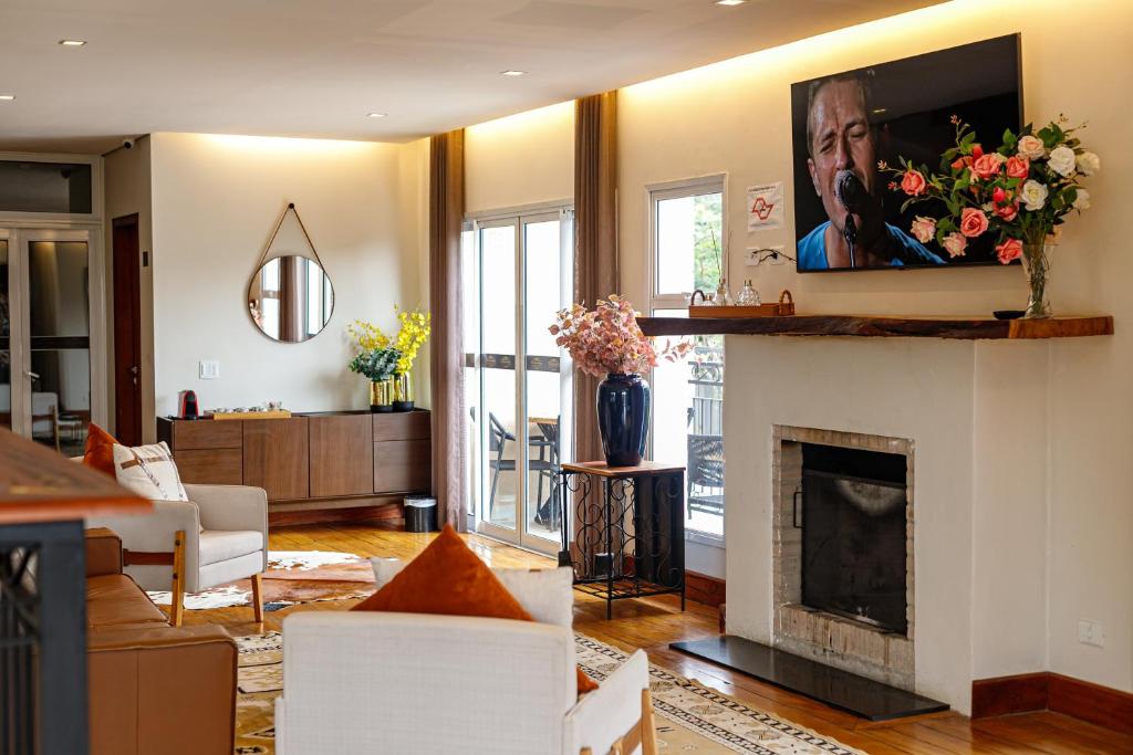 a living room with a fireplace and a tv at Ti Voglio Bene in Campos do Jordão