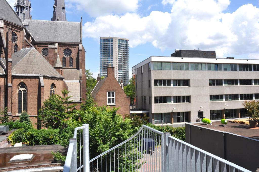 vista su una città vecchia con un edificio di De Eindhovenaar City Apartments a Eindhoven