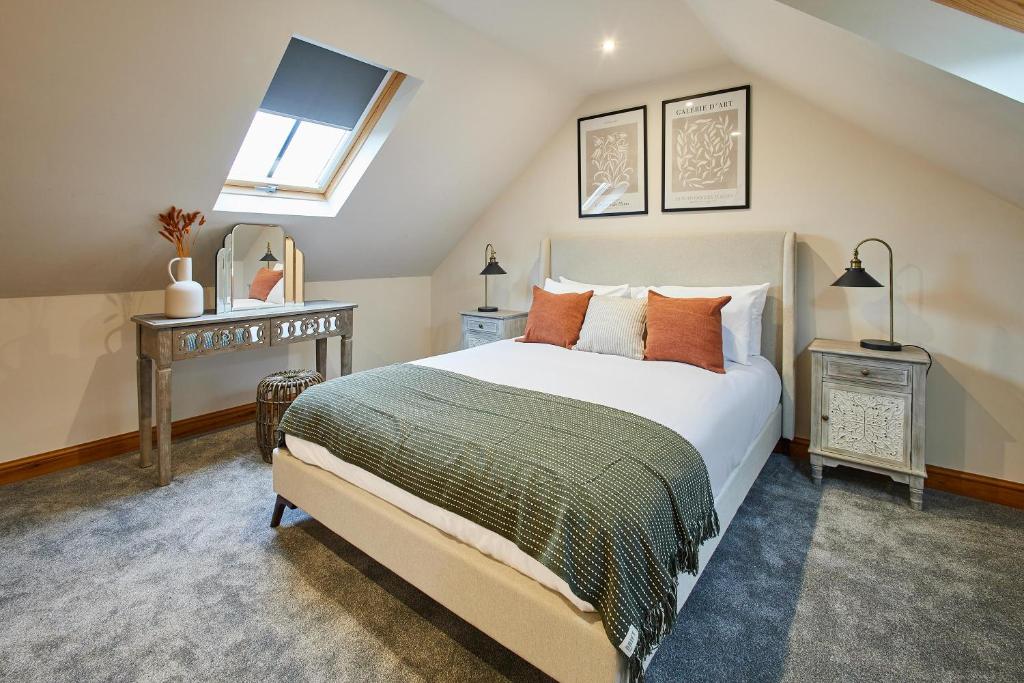 a bedroom with a large bed and a mirror at Host & Stay - Fawcett Cottage in Tollerton