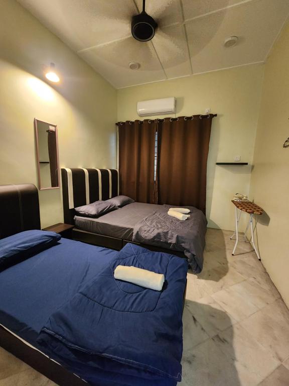 1 dormitorio con 2 camas y techo en Sun Star Home by Ipoh Maju Stay en Ipoh