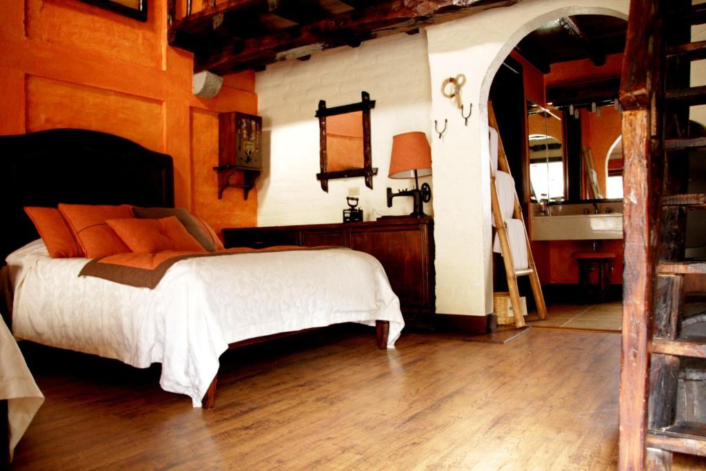 Postel nebo postele na pokoji v ubytování Hosteria Rumipamba De Las Rosas