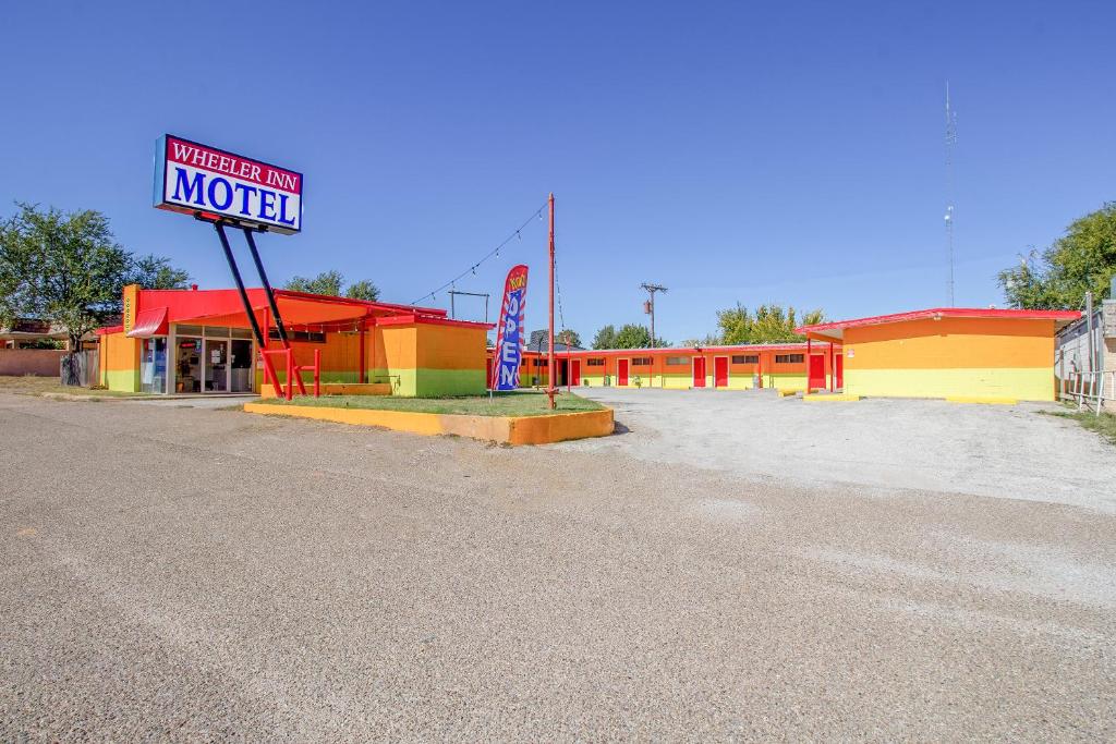 um sinal de motel na berma de uma estrada em Wheeler Inn Texas, US - 83 By OYO em Wheeler