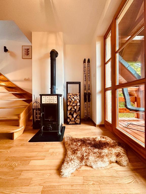 a living room with a wood stove and a rug at Śnieżkowe Love - dwupoziomowy apartament z garażem in Karpacz